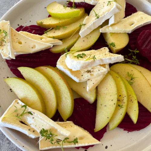 Leichter Frühlingssalat mit Käse und Apfel in Nahaufnahme.