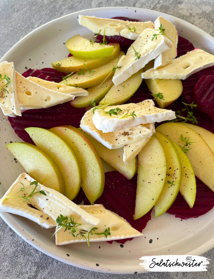 Leichter Frühlingssalat mit Käse und Apfel in Nahaufnahme.
