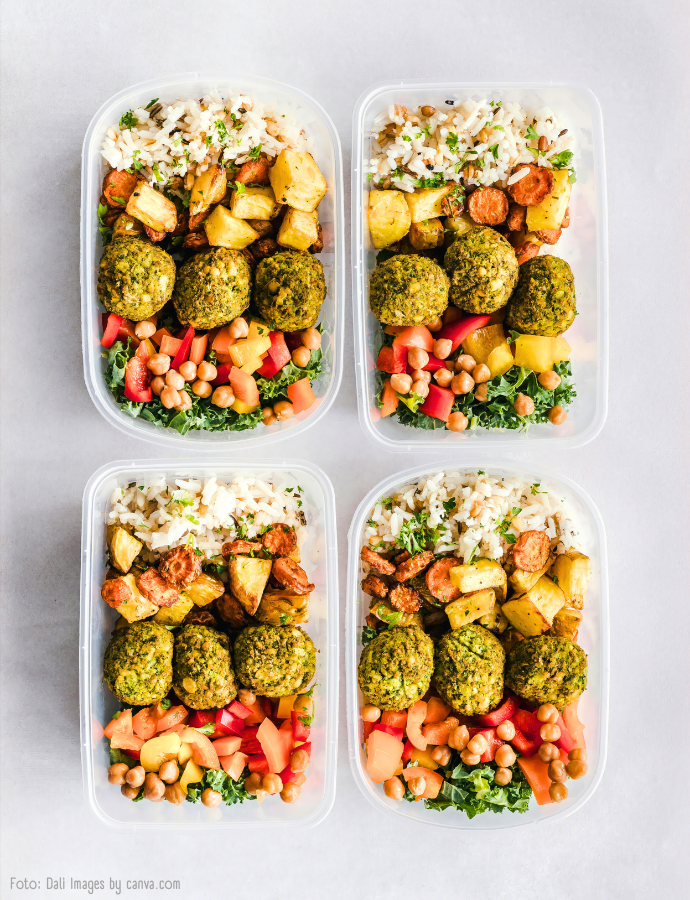 Drei Glas-Meal-Prep-Behälter mit frischem Salat zur Aufbewahrung und Vorbereitung gesunder Mahlzeiten