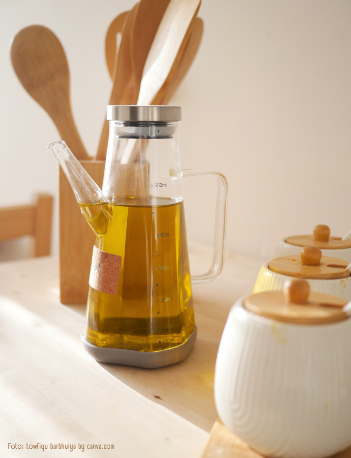 Glas Ölspender für Olivenöl in einer modernen Küche zur einfachen Dosierung beim Salat zubereiten
